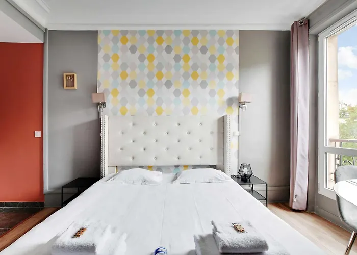 Light-Filled Suite Near Gare De L\'Est